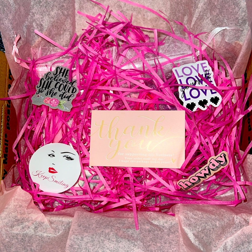 Lash box with 4 sets of dramatic lashes.